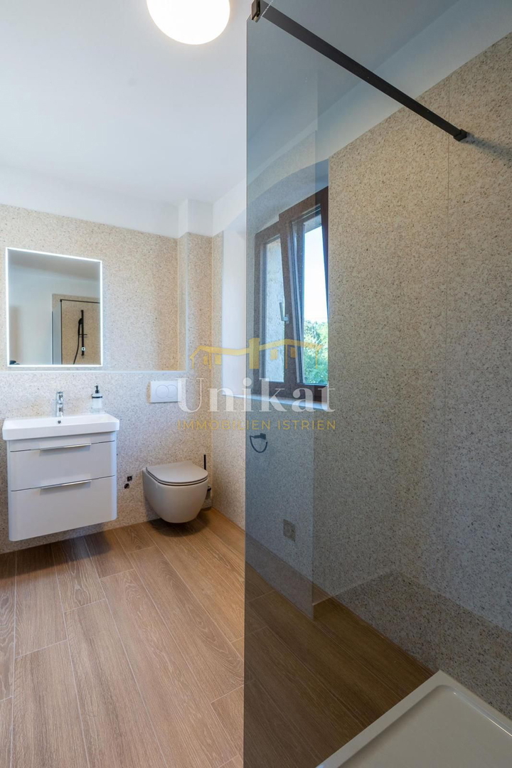 Renovirana kamnita hiša s bazenom